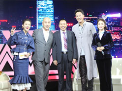 新望董事長羅永輝與著名歌星劉尊老師、汪正正老師、郭津彤老師、主持人雅琪在北京電視臺錄制節(jié)目現(xiàn)場親切合影
